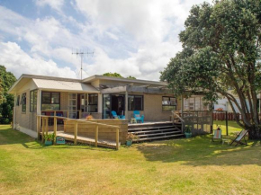 Vintage Pohutukawa - Whangamata Bach